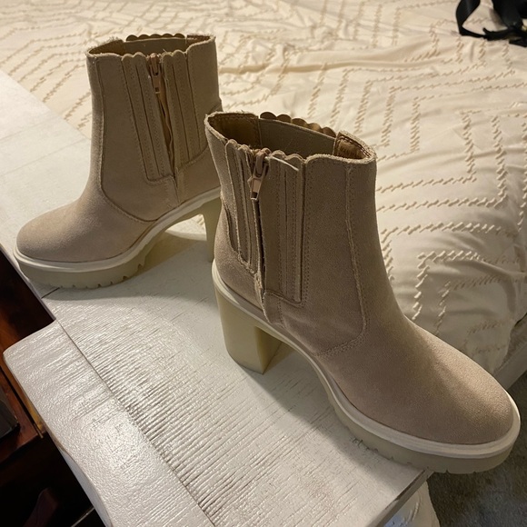 NWT Oasis Society Anastasia Lug Chelsea Beige Ankle Boots w/Chunky Heel size 6 - Picture 5 of 7